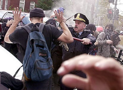 Participantes en la manifestación pacifista en el centro de Washington.