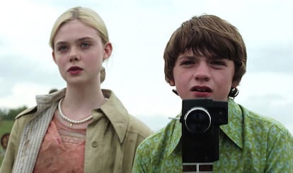 El accidentado

¿Cuántos directores empezaron en el cine para impresionar a una chica? Ese es el caso del joven Joe, locamente enamorado de su actriz (Elle Fanning) en Super 8. Pero en la relación se interpondría una invasión alienígena. Lo normal, vaya.