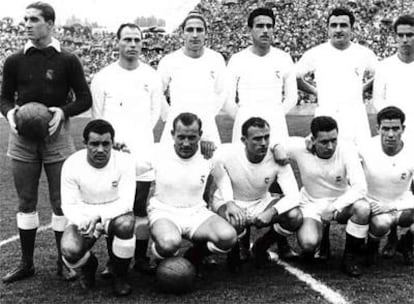 La plantilla del Real Madrid en 1953, Pazos, Di Stéfano, Navarro, Oliva, Lesmes, Muñoz, Zárraga, Joseito, Olsen, Molowny y Atienza.