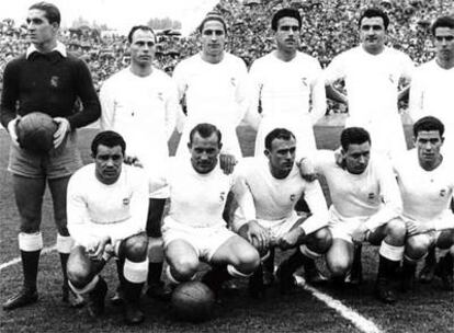 La plantilla del Real Madrid en 1953, Pazos, Di Stéfano, Navarro, Oliva, Lesmes, Muñoz, Zárraga, Joseito, Olsen, Molowny y Atienza.