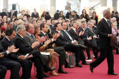 Kofi Annan se dirige a la tribuna de la cumbre antiterrorista de Madrid, presidida por el rey Juan Carlos.