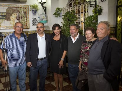 Anne Hidalgo, con sus padres (derecha), su primo Manuel (con bigote) y unos amigos en San Fernando en 2012. 