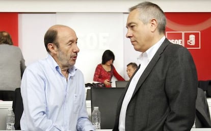 Alfredo Pérez Rubalcaba, a la izquierda, y Pere Navarro.