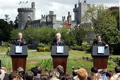 El presidente de EE UU, Bush (izquierda); el primer ministro irlandés, Ahern (centro), y el presidente de la Comisión Europea, Prodi, ayer en Dromoland Castle.