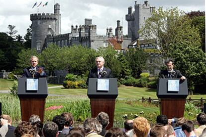 El presidente de EE UU,  Bush (izquierda); el primer ministro irlandés, Ahern (centro), y el presidente de la Comisión Europea, Prodi, ayer en Dromoland Castle.