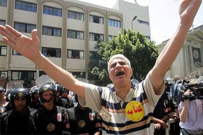 Un manifestante es observado por decenas de policías, ayer en El Cairo.