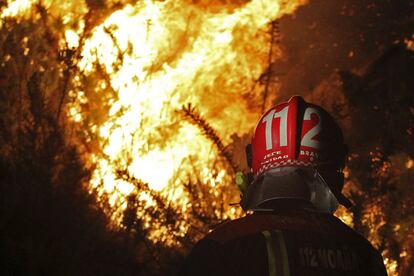 Un jefe de unidad de una brigada de lucha contra incendios trabaja en la zona de Fornelos de Montes.