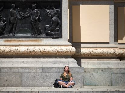 Una mujer tomaba el sol en el parque de El Retiro de Madrid, el 26 de abril