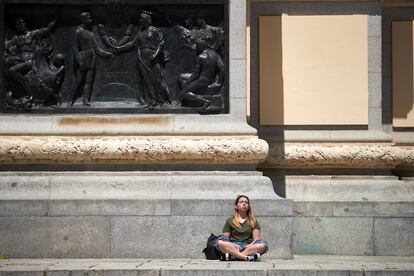 Una mujer tomaba el sol en el parque de El Retiro de Madrid, el 26 de abril