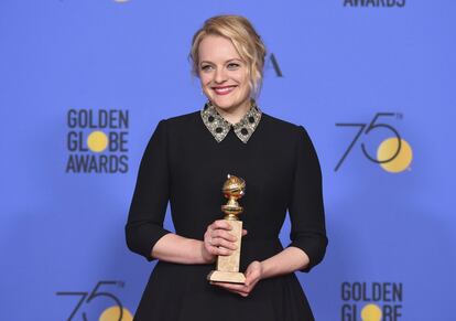 Elisabeth Moss se convierte en la mejor actriz dramática por la serie 'The Handmaid's Tale'.