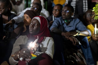 Periodistas participan en una vigilia por la libertad de prensa en Dakar tras las agresiones sufridas por varios compañeros a manos de las fuerzas del orden en las protestas de Senegal, el pasado 12 de febrero.