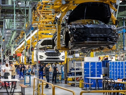 Trabajadores en la fábrica de Ford en Almussafes, en Valencia.