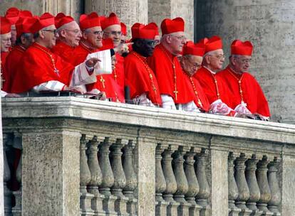 Cardenales, tras la elección en cónclave de Joseph Ratzinger en 2005.