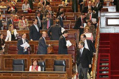 Los diputados del PP abandonan el Pleno del Congreso inmediatamente después de la votación para la tramitación urgente de la reforma judicial.