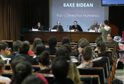 De izquierda a derecha, Vicente Silva, el catedrático de Derecho Constitucional del UPV Eduardo Virgala, quien actuó como moderador; Jon Abril y Santiago Merino, durante la mesa redonda de ayer.