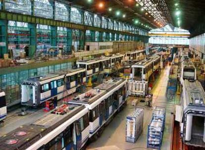 Nave de montaje de trenes de CAF en la factoría de Beasain, Guipúzcoa.
