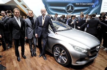 El presidente de Damiler AG, Dieter Zetsche, junto a los pilotos Michael Schumacher y Nico Rosberg, junto al prototipo del Mercedes F800 Style.