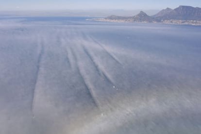 Diversas embarcaciones navegan entre la niebla, en la etapa entre Ciudad del Cabo y Sidney de la edición de 2001-2002.