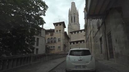 El vehículo eléctrico ascendiendo por una calle del casco antiguo de Girona.