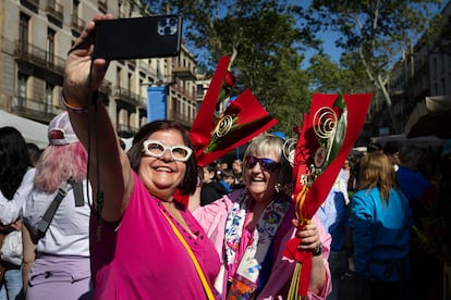 La gente posa con sus rosas, la flor que se regala por Sant Jordi.