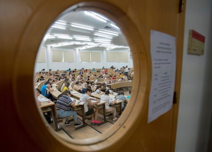 Vista general de una de las aulas donde se examinan los alumnos para las pruebas de la Evaluación de Acceso a la Universidad (EvAU, en el campus de la Universidad de Castilla-La Mancha en Ciudad Real.