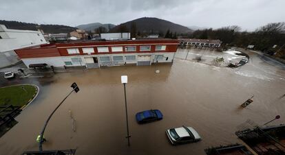 Vista general de una zona inundada tras desbordarse el río Ultzama, este viernes, en la localidad navarra de Villava.