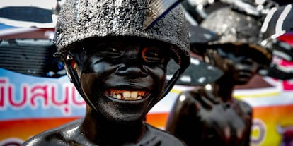 Un niño tailandés durante las tradicionales carreras de búfalos de Chonburi (Tailandia)