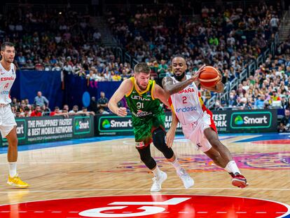 Lorenzo Brown intenta marcharse de Giedraitis durante los octavos del Eurobasket ante Lituania.