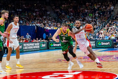 Lorenzo Brown intenta marcharse de Giedraitis durante los octavos del Eurobasket ante Lituania.