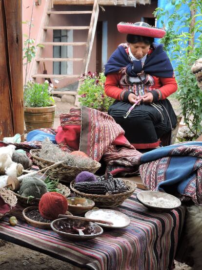 El tour a Moray y Maras suele detenerse en una cooperativa de tejedoras de Chincheros. Las artesanas muestran a los turistas cómo confeccionan los típicos tejidos andinos con lana de alpaca y oveja. Destaca el uso de colorantes naturales como el maíz morado y la cochinilla, parásito de plantas como la tuna.