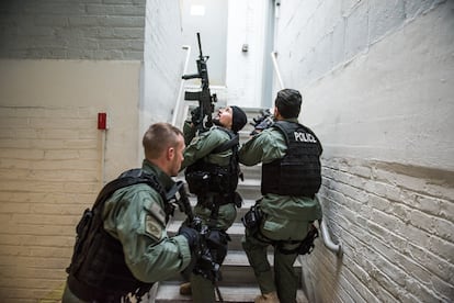 Policías entran a un edificio en Nueva York durante una redada.