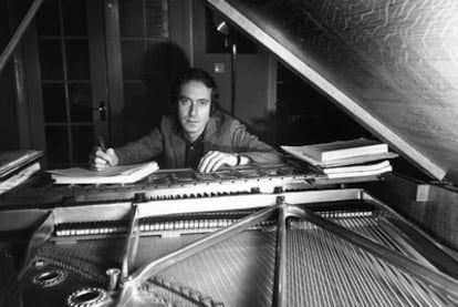 John Barry, sentado al piano en diciembre de 1967.