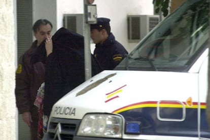 Uno de los detenidos entra por la puerta trasera del juzgado.