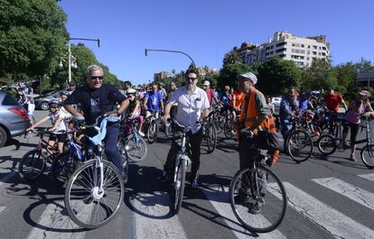 Rib&oacute;, a la izquierda, con Grezzi a su lado, al inicio del paseo de Bicifest.