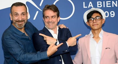 El director Lorenzo Vigas (centro), señala a los dos intérpretes principales de su filme, Hernán Mendoza (izquierda) y Hatzin Navarrete.