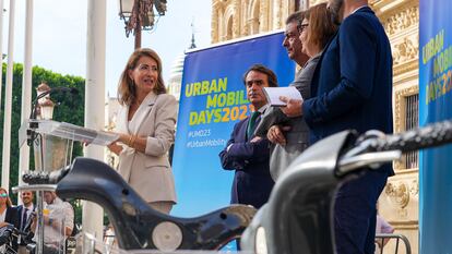 La ministra de Transportes, Raquel Sánchez (izquierda), durante la presentación de la Declaración Europea sobre Ciclismo, con la comisaria europea de Transporte, Adina Vãlean; y el concejal hispalense de Movilidad, Ignacio Flores.