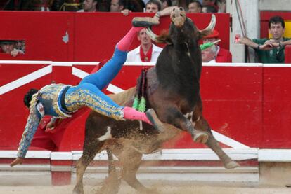 Iván Fandiño, volteado ayer por su último toro.