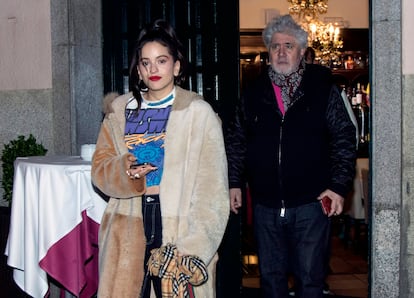 Rosalía y Pedro Almodóvar fueron fotografiados por la prensa a su salida del restaurante Lando, en Madrid, en noviembre de 2018.