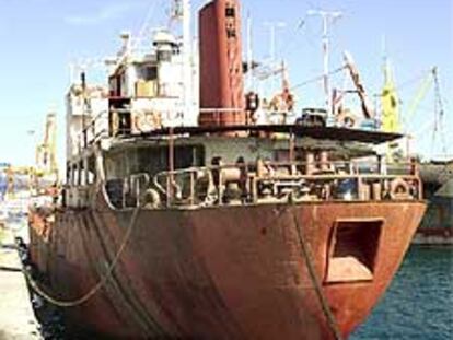 El petrolero <i>MT Conakry,</i> ayer en el puerto de Las Palmas.