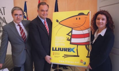 Esteban González Pons y Silvia Caballer, con el cartel de Lliurex en 2004.