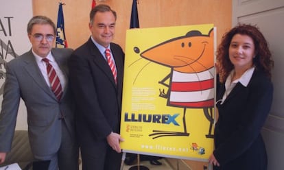 Esteban Gonz&aacute;lez Pons y Silvia Caballer, con el cartel de Lliurex en 2004.