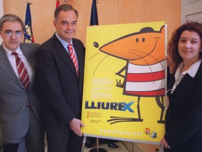 Esteban Gonz&aacute;lez Pons y Silvia Caballer, con el cartel de Lliurex en 2004.