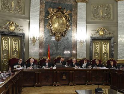 El president del tribunal Manuel Marchena, junt amb els magistrats, Andrés Colom, Luciano Varela, Andrés Martínez Arrieta, Juan Ramón Berdugo, Antonio del Moral i Ana Ferrer (d'izda a dcha).