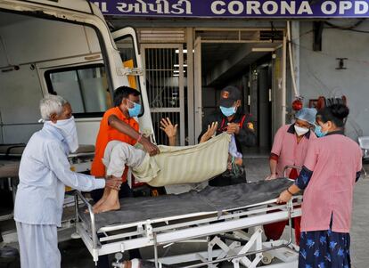 Un hombre, con problemas respiratorios, es trasladado a un hospital para recibir tratamiento contra la covid durante el brote de la enfermedad, en Ahmedabad, India.