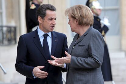 Sarkozy y Merkel durante una cumbre fracoalemana