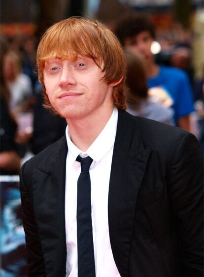 El actor británico Rupert Grint, que en la pantalla grande interpreta a Ron Weasley, el mejor amigo del mago, ha participado finalmente del estreno mundial de la última entrega de la película, 'Harry Potter y el príncipe mestizo'. Grint contrajo la nueva gripe recientemente, pero algunos días de reposo le bastaron para recuperar la buena salud. (Texto: AFP)