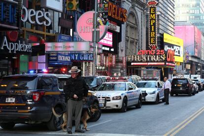 Varios vehículos de policía hacen guardia frente la Terminal de Autobuses de la Autoridad Portuaria en Nueva York. 