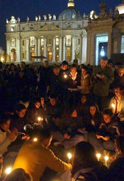 Los fieles se agolpaban anoche en la plaza de San Pedro del Vaticano a la espera de noticias sobre el Papa.