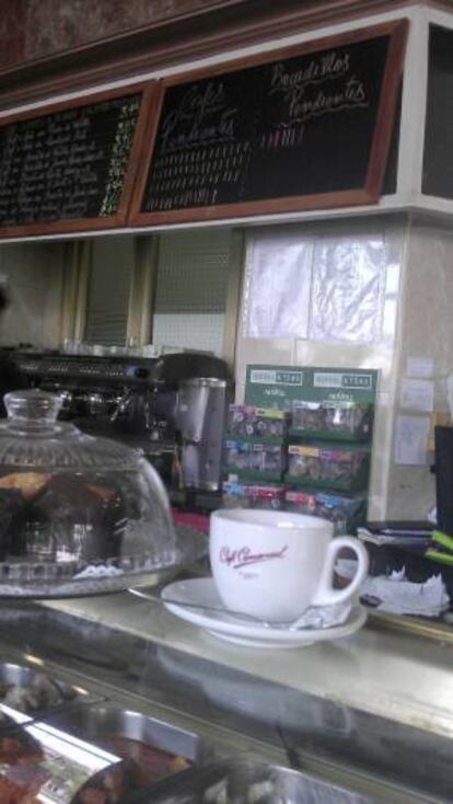 La iniciativa de los cafés pendientes, que consiste en pagar por anticipado uno para quien no pueda costearlo, se ha ampliado a los bocadillos, una opción que los bares y cafeterías que se han sumado a la causa consideran más adecuada para el verano y, sobre todo, más útil en tiempos de crisis.