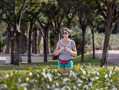 Person walking in Cauce del Río, Valencia